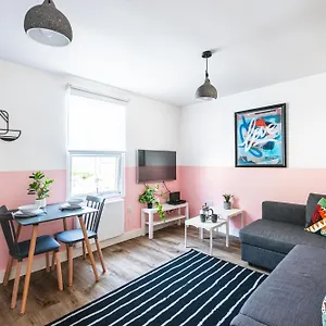 Beautiful Garden Flat With Stunning Views - Mycityhaven Apartment